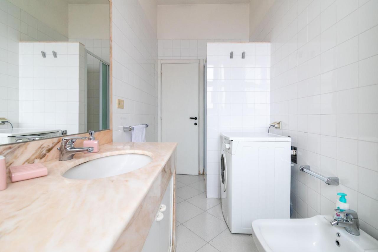 Apartamento Comfy Flat Steps Away From Siena Station! Exterior foto